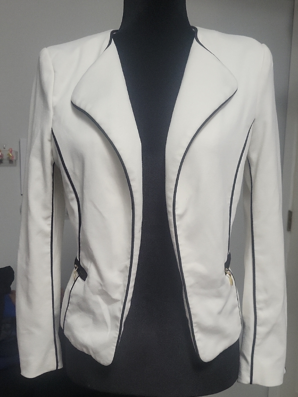 H&M Size 8 Fitted White Blazer With Black Piping